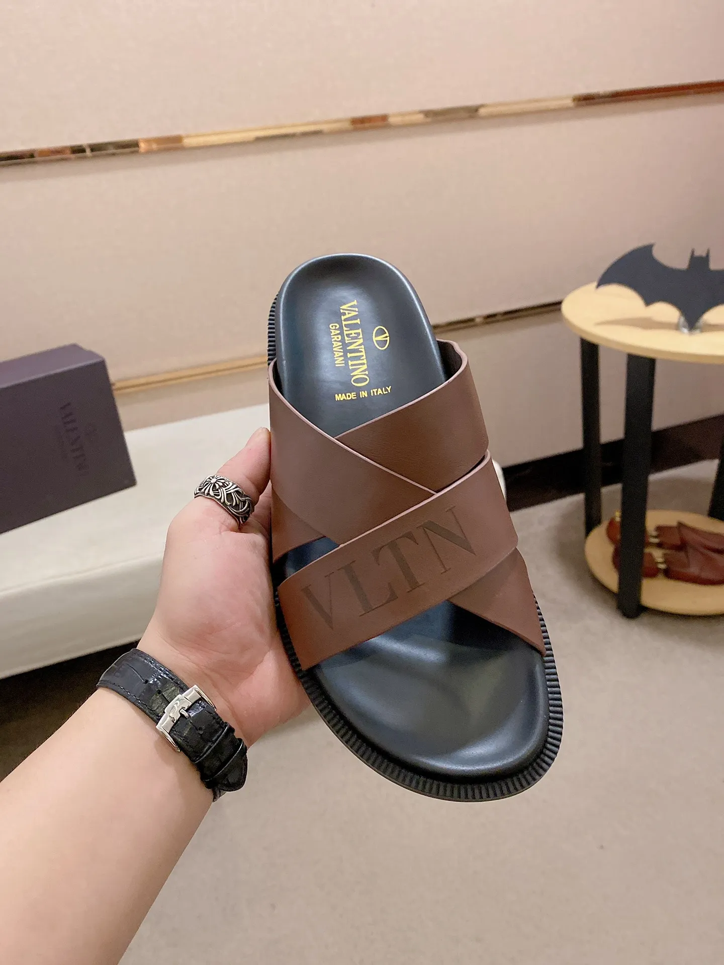 Men's shoes💰: 440💰[Valentino] New men's boutique slippers, counter quality, classic plaid, the actual workmanship is quite complex🔰The uppers are made of imported fabrics➕🐑Sheepskin lining, which tests the craftsman's craftsmanship➕original PU outsole. Size: 38-44 (45 can be customized, non-refundable)